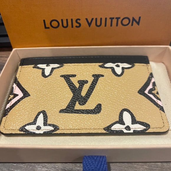 Brand new LV Limited edition card holder 👜 - Picture 8 of 8